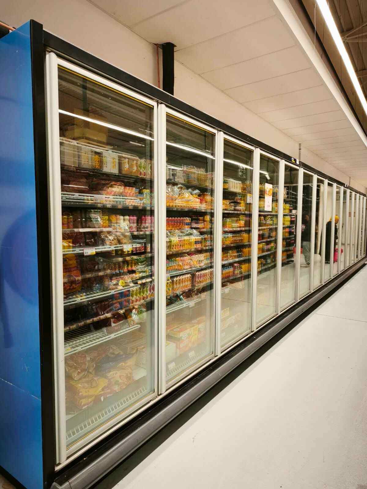 Rayon frigorifique de commerce avec installation de réfrigération professionnelle